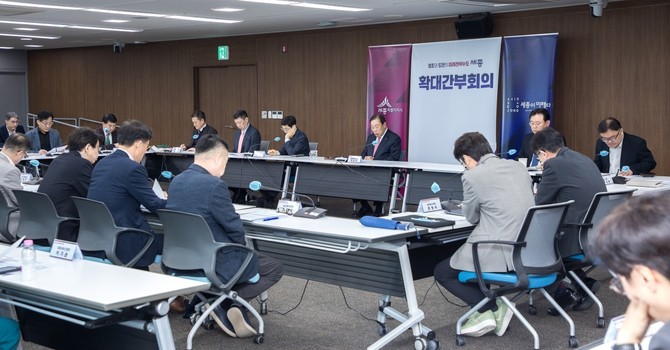 최민호 시장 주재로 31일 시청 대회의실에서 열린 확대간부회를 개최하고 있다. ⓒ 세종시