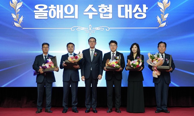 31일 수협중앙회 창립기념식에서 노동진 수협중앙회장(왼쪽 세번째)이 올해의 수협대상 수상자들과 함께 기념촬영하고 있다. ⓒ 수협중앙회