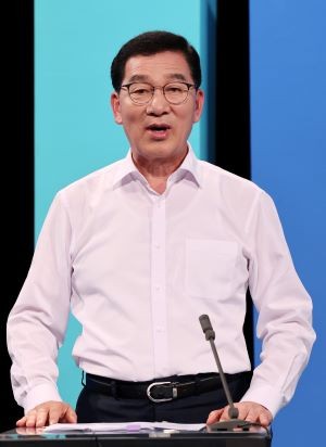 18일 광주 남구 광주문화방송 공개홀에서 열린 더불어민주당 전남광주특별시장 예비경선 합동토론회에서 예비후보 B조 신정훈 의원이 발언하고 있다. ⓒ 연합뉴스