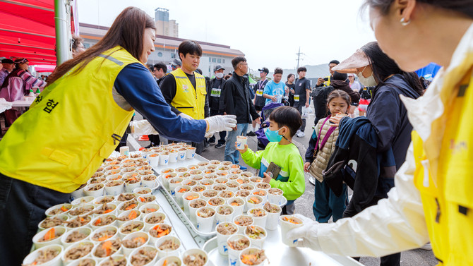 합천군이 '제25회 합천벚꽃마라톤 대회'에서 참가자들을 대상으로 지역 축산물의 우수성을 알리고 축산물 소비 촉진을 위한 시식행사를 하고 있다. ⓒ 합천군