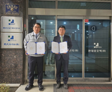 왼쪽부터 현대로오텍(주) 노정규 대표이사, 광주공고 박태호 교장. ⓒ 광주공고