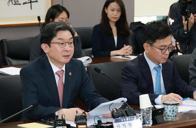 이억원 금융위원장(왼쪽)이 1일 가계부채 점검회의에서 발언하고 있다. ⓒ 금융위원회