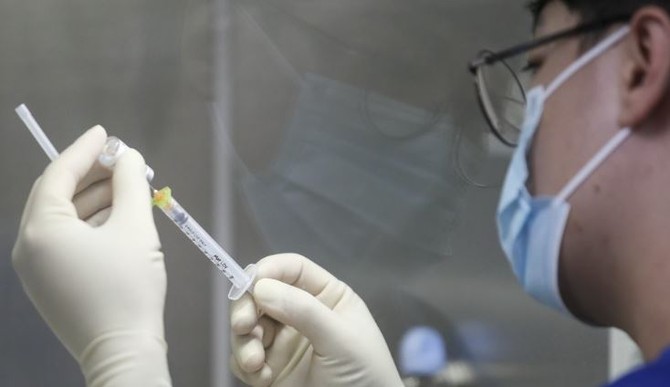 서울 한 병원에서 의료진이 접종을 준비하고 있다. © 연합뉴스