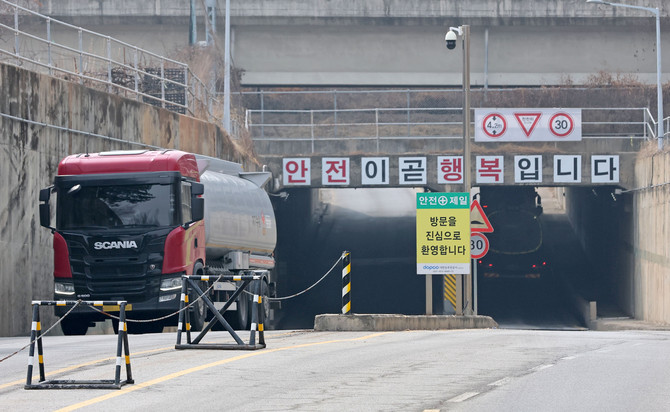 경기도 고양시 대한송유관공사 경인지사 저유소 입구에서 유조차가 오가고 있다. ⓒ 연합뉴스
