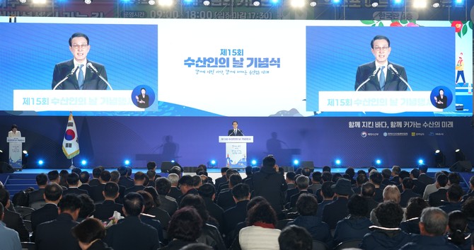 노동진 회장은 1일 전남 여수에서 열린 수산인의 날기념식 개회사에서 기념사를 하고 있다. ⓒ 수협중앙회