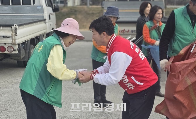 박정주 예비후보가 홍북면 새마을 남·녀 지도자회 새봄맞이 환경정화 활동에 참석해 악수를 하고 있다. ⓒ 프라임경제
