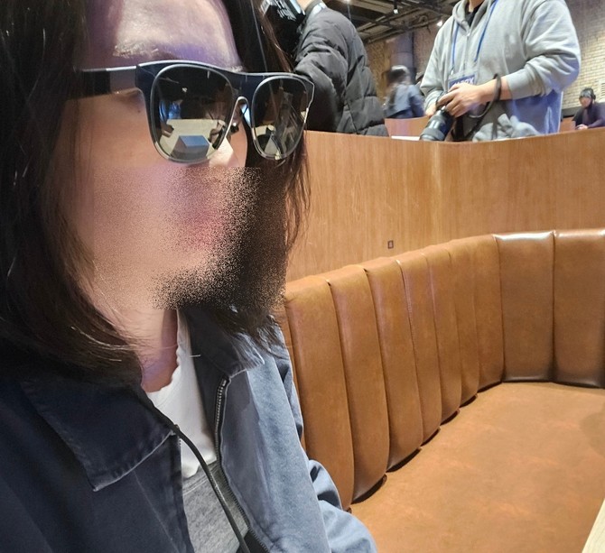 엑스리얼 1S를 착용한 모습. = 박지혜 기자