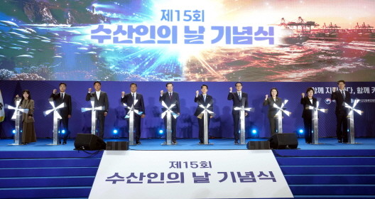 황기연 전라남도지사 권한대행이 1일 여수세계박람회장서 열린 제15회 수산인의 날 기념행사에서 황종우 해양수산부장관 등 내빈들과 함께 커가는 수산의 미래란 주제로 퍼포먼스를 하고 있다. ⓒ전남도