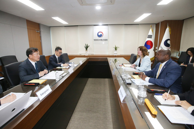 김종철 방송미디어통신위원회 위원장(왼쪽에서 첫번째)이 1일 정부과천청사에서 윌슨 화이트 구글 글로벌 공공정책 총괄 부사장(오른쪽에서 첫번째), 카라 베일리 안드로이드 생태계 전략 담당 부사장(오른쪽에서 두번째)과 면담을 갖고 있다. ⓒ 방송미디어통신위원회