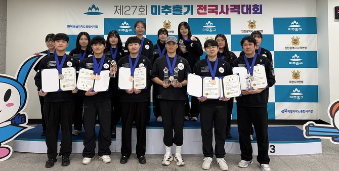 서산시청 사격팀이 제27회 미추홀기 전국사격대회 메달 획득 후 기념촤영을 하고 있다. ⓒ 서산시