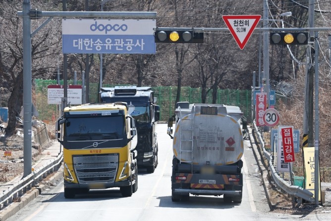 경기도 성남시 대한송유관공사 서울지사 인근에서 유조차들이 오가고 있다. ⓒ 연합뉴스
