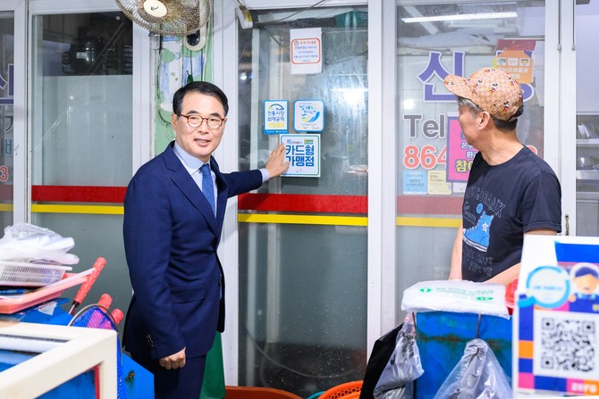 장충남 군수(좌측)가 남해읍 전통시장을 방문해 기본소득 시행 이후 변화된 상권 분위기를 점검하고, 현장의 애로사항과 개선 의견을 청취하고 있다. ⓒ 남해군