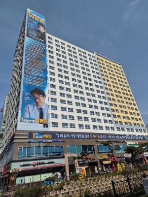 박유진 서울시의원이 지역구 선거사무소에 내건 대형 현수막 의정보고서. ⓒ 박유진 서울시의원