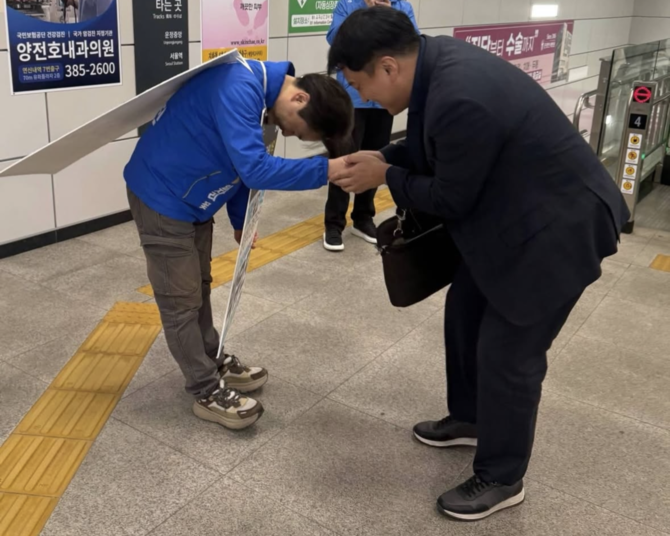 (사진 좌측)연신내역을 오가는 시민들에게 인사하는 박유진 시의원. ⓒ 박유진 서울시의원 인스타그램