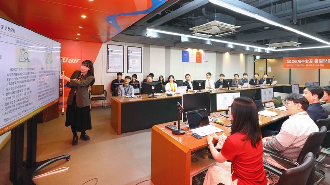 품질심사자 및 실무담당자가 주요 개선 과제와 적용 사례에 대해 의견을 나누고 있다. ⓒ 제주항공