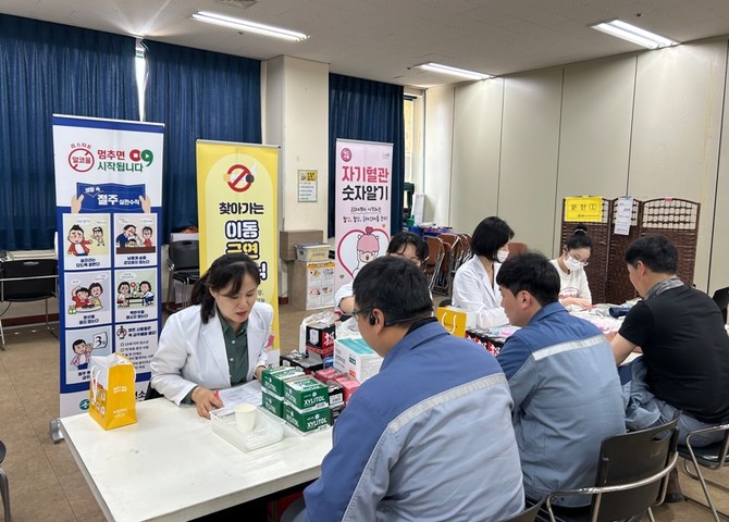 통영시가 보건소 방문이 어려운 직장인과 학생 등 금연 희망자를 위해 오는 8일부터 '찾아가는 이동 금연클리닉'을 운영하고 있는 사진. ⓒ 통영시