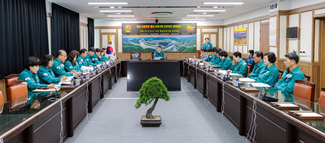 합천군이 군청 2층 소회의실에서 부군수 주재로 관계부서, 읍면, 경찰, 소방 등 관계자 20여명이 참석한 가운데 '봄철 다중운집 행사 관계기관 안전관리 대책회의'를 개최하고 있다. ⓒ 합천군