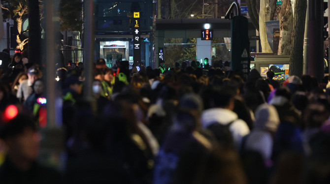 이 대통령은 2일 '출퇴근 혼잡 완화 대책' 마련을 국토부가 일임하도록 지시했다. ⓒ 연합뉴스