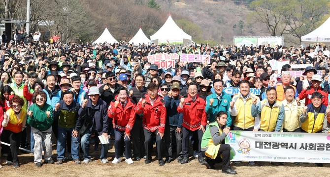 이장우 시장은 2일 계족산 장동문화공원에서 제81회 식목일을 맞아 나무심기 행사를 개최 후 단체 기념촬영을 하고 있다. ⓒ 대전시