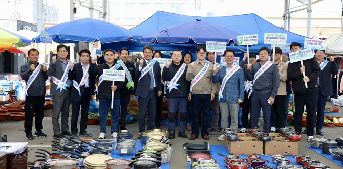 정산 전통시장과 청양 전통시장에서 '농어촌 기본소득 소비 활성화 캠페인'을 진행 후 기념촬영을 하고 있다. ⓒ 청양군