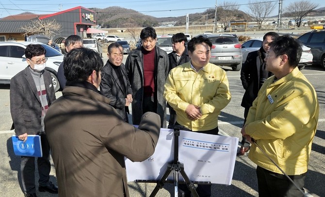 2026년 1월22일 홍수방어벽 현장 점검 사진(염치읍 곡교1리). ⓒ 아산시