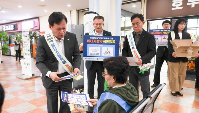 이정복 서부발전 사장(왼쪽 첫번째)이 기념식 이후 태안 버스터미널 일대에서 진행된 대국민 에너지 절약 거리 캠페인에 참여 중이다. ⓒ 서부발전