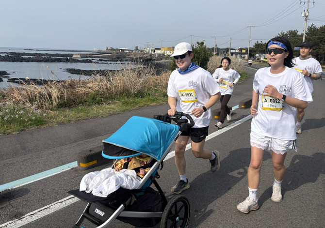 이번 런트립 행사에서 가장 어린 나이의 참가자는 8개월 아이였다. = 김경태 기자