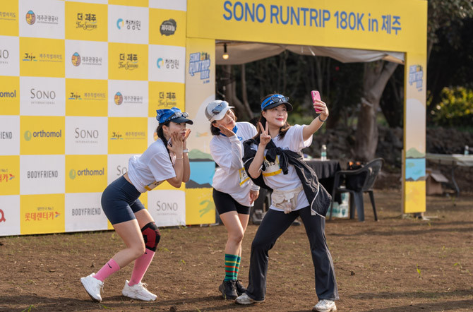 소노호텔앤리조트가 소노캄부터 올레 4코스를 달리는 '소노 런트립 180K in 제주'를 지난달 28일부터 29일까지 양일간 진행했다. ⓒ 소노호텔앤리조트