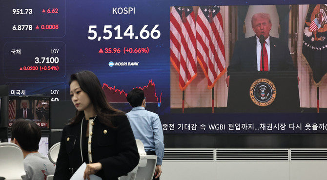 2일 서울 중구 우리은행 본점 딜링룸 현황판에 도널드 트럼프 미국 대통령의 이란 전쟁 관련 대국민 연설 화면이 나오고 있다. ⓒ 연합뉴스