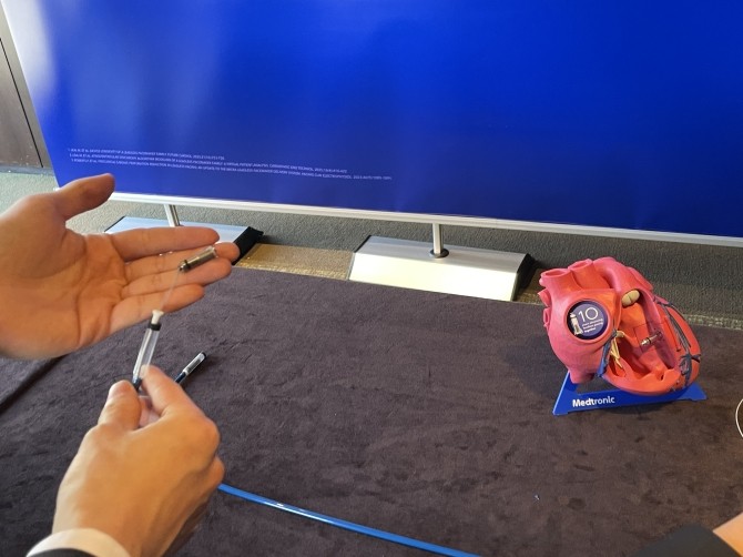 약 2.6cm 크기로 설계된 무전극선 심박동기 '마이크라2'가 현장에 마련돼 있다. = 박선린 기자