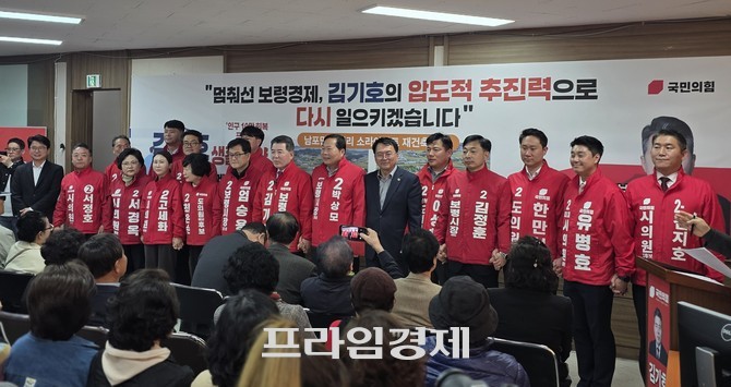 김기호 예비후보가 2일 오후 보령시 대천1동에 위치한 선거사무소에서 기자회견을 개최 후 예비후보들과 함께 기념촬영을 하고 있다. ⓒ 프라임경제