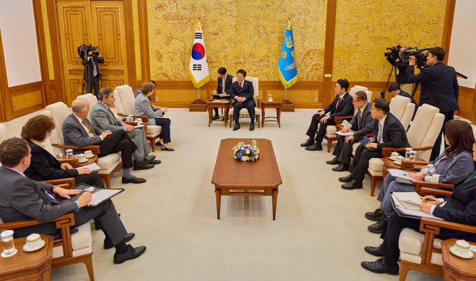 이 대통령은 지난 2일 청와대 본관에서 미국 상원의원을 접견했다. ⓒ 청와대