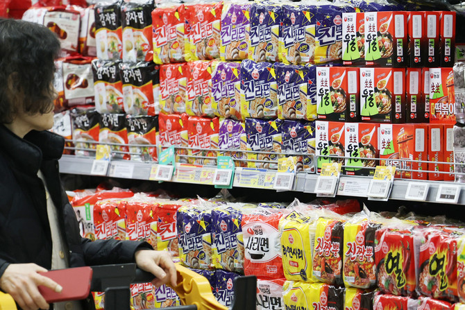서울의 한 대형마트에 진열된 봉지 라면 제품 모습. ⓒ 연합뉴스
