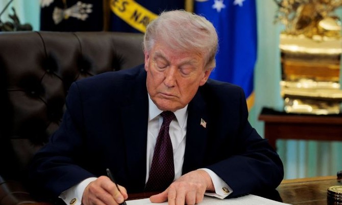 트럼프 대통령은 지난 2일(현지시간) 미국 내에서 생산되지 않은 의약품에 100% 관세를 부과하는 포고령에 서명했다. 한국·일본·유럽에는 15%, 영국에는 10%의 차등 관세율이 적용된다. © 로이터