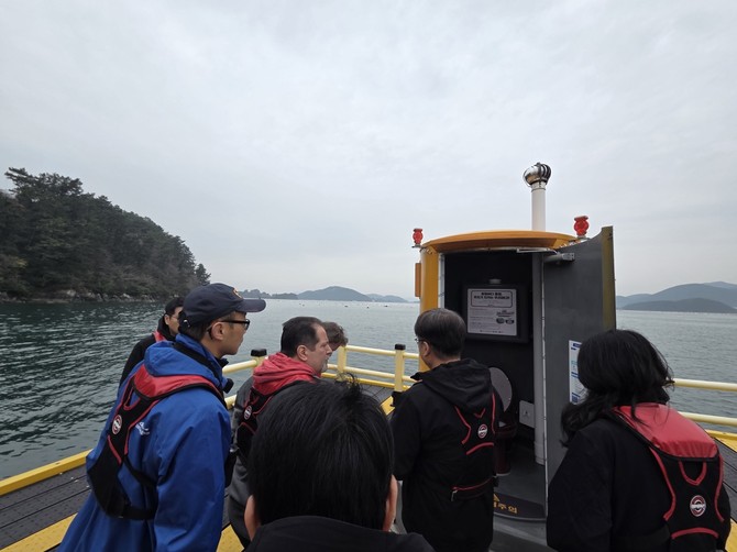 미국 식품의약국(FDA)이 통영 앞바다에서 우리나라 '패류 위생관리 체계 현장점검'을 하고 있다. ⓒ 통영시