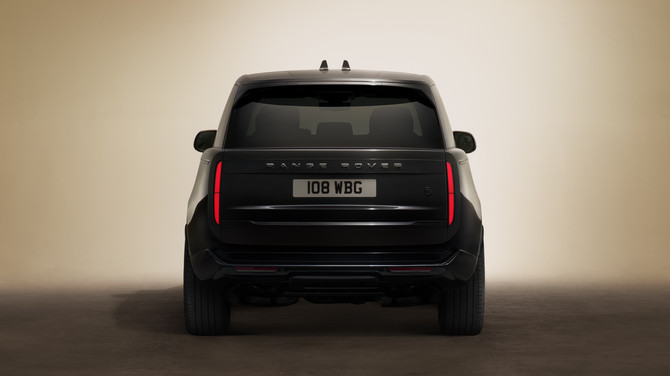 레인지로버 SV 블랙은 기존의 세레니티(Serenity) 및 인트레피드(Intrepid)와 함께 레인지로버 SV만의 독보적인 가치를 완성한다. ⓒ JLR 코리아