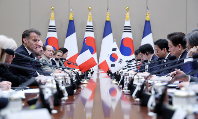 마크롱 대통령은 한-프랑스 확대회담에서 "중동사태에서는 이 상황을 안정시킬 수 있는 그런 역할을 우리가 할 수 있다"고 했다. ⓒ 연합뉴스