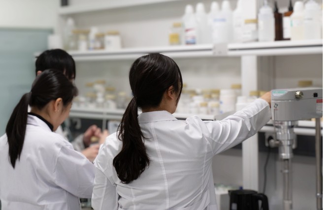 에이지온 연구진들이 신제품을 개발하고 있는 모습. ⓒ 에이지온