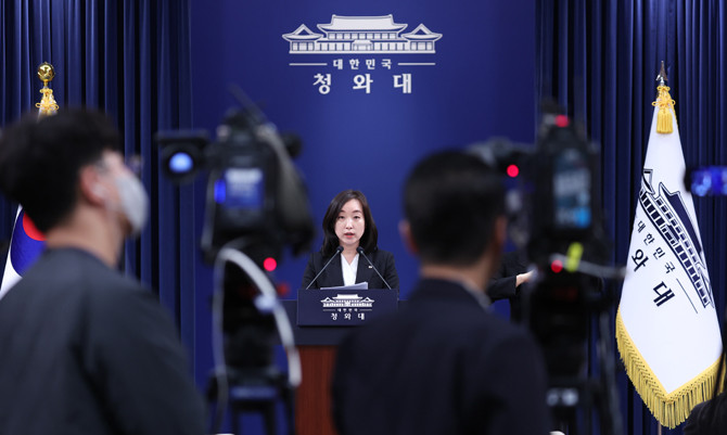 청와대는 출퇴근 혼잡 완화 대책의 일환으로 혼잡 시간대를 피해 대중교통을 이용하는 시민들에게 인센티브를 추가 제공하는 방안을 검토중이다. ⓒ 연합뉴스