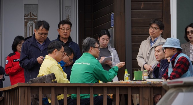 박은식 산림청장(가운데)이 3일 조경수 재배임가를 찾아 임업용 면세유 공급 상황 등 입업인 경영실태를 점검하고 있다. ⓒ 산림청