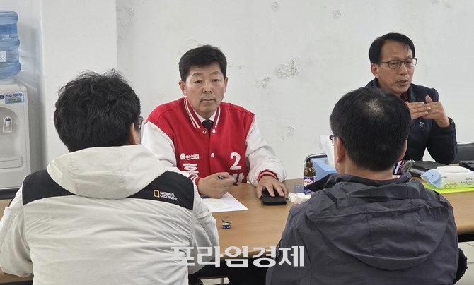 박정주 홍성군수 예비후보(가운데)가 관계자들과 간담회를 갖고 지역 현안과 정책 방향에 대해 의견을 나누고 있다. ⓒ 프라임경제