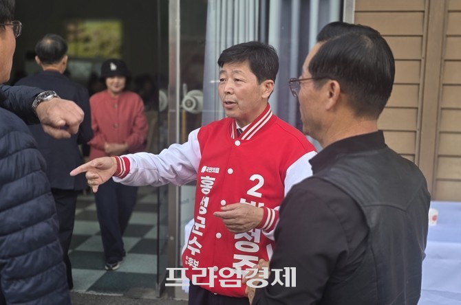 박정주 홍성군수 예비후보(가운데)가 주민들과 만나 인사를 나누며 현장 소통을 이어가고 있다. ⓒ 프라임경제