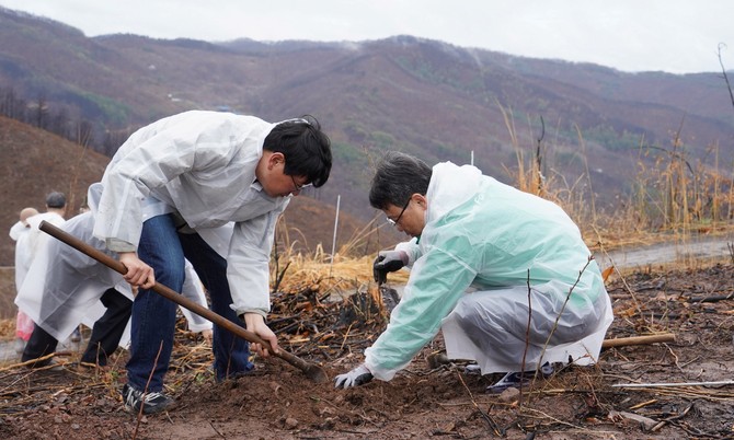박은식 산림청장(오른쪽)이 4일 경상북도 안동시 산불피해지에 복원 활동을 하고 있다. ⓒ 산림청