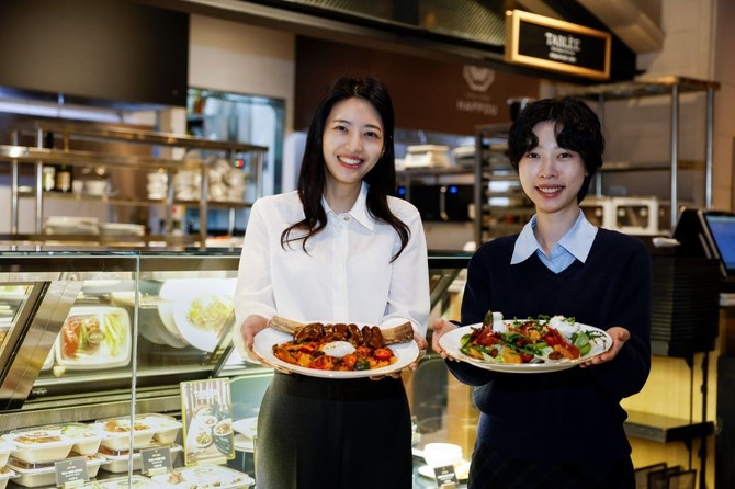 갤러리아백화점 명품관 고메이494에서 모델들이 '타블레' 메뉴를 선보이고 있다. ⓒ 고메드갤러리아