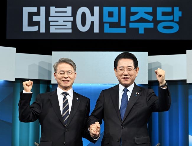 더불어민주당 민형배(왼쪽)ㆍ김영록 전남광주통합특별시장 경선 후보가 9일 광주 남구 월산동 광주MBC 스튜디오에서 열린 본경선 토론회에 참석해 기념 촬영하고 있다. ⓒ 연합뉴스