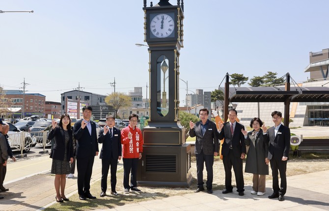 13일 보령문화의전당(옛 대천역) 광장에서 시계탑 제막식을 개최 후 기념촬영을 하고 있다. ⓒ 보령시