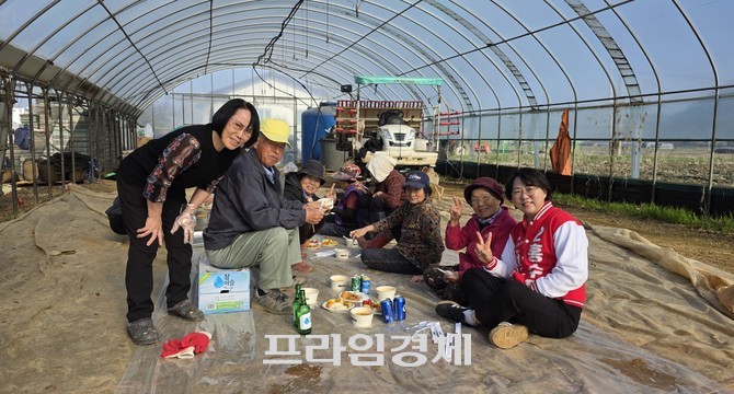 국민의힘 홍수정 예비후보가 12일 농번기를 맞아 풍세면 두남1리 벼 파종 현장을 찾아 기념촬영을 하고 있다. ⓒ 프라임경제
