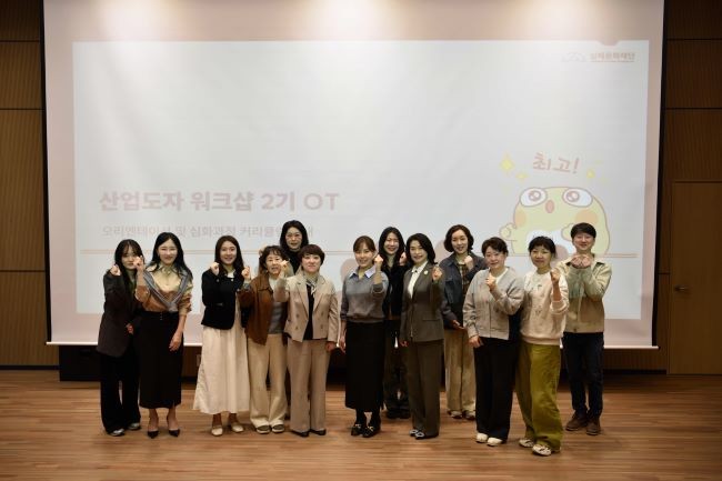 대구 수성구는 수성여성클럽, 심해문화재단과 함께 수성구 도자공방 작가 7명을 대상으로 수성구 캐릭터 '뚜비'를 활용한 공예 굿즈 생산을 목표로, 지난 10일부터 6월26일까지 총 12주간 '뚜비 도자기 상품 심화교육'을 운영한다. ⓒ 대구 수성구