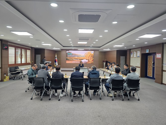 남해군이 농업기술센터 대회의실에서 농업인단체 관계자 및 읍면 이장 등 16명이 참석한 가운데 '2027년도 공공비축미곡 매입품종 선정 심의회'를 개최하고 있다. ⓒ 남해군