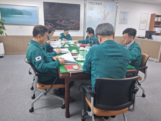 통영시가 최근 호르무즈 해협 등 중동 지역의 긴장 고조로 인한 국제 유가 및 원자재 가격 상승, 물류 차질 등에 대응하기 위해 부시장 주재로 '중동전쟁 대응 부서별 지원대책 회의'를 개최하고 있다. ⓒ 통영시